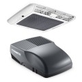 Klimatyzacja dachowa Dometic FreshJet 2200 z dyfuzorem powietrza.