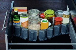 Organizer do szuflad w formie bloczków Vario System Moduł IV Purvario zapewnia cichy i bezpieczny przewóz produktów i naczyń.
