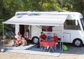 Rozłożona markiza ścienna F45s Fiamma 400 cm Titanium.