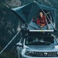 Namiot dachowy Dometic TRT120E może być montowany na większości aut z bagażnikami.