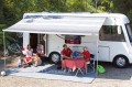 Rozłożona roleta ścienna F45s Fiamma w kolorze Polar White Royal Grey.