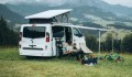 Roleta Thule Omnistor 3200 3m na pojeździe kempingowym.